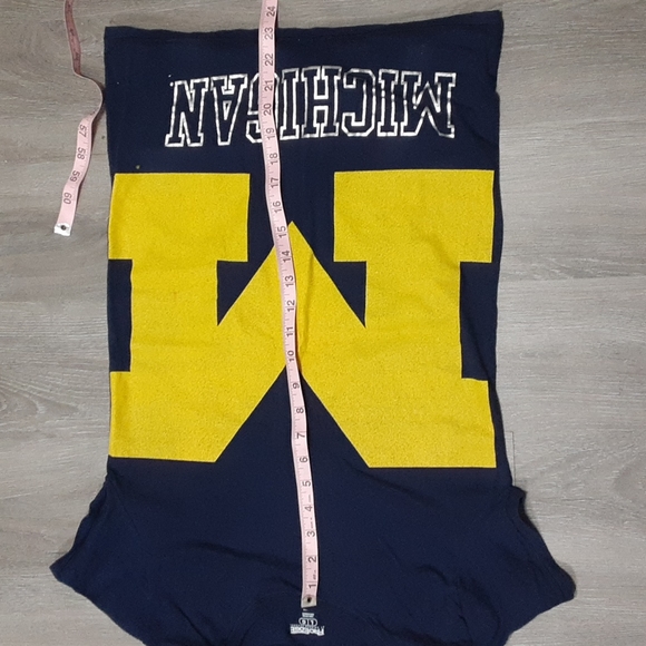 Michigan University T- Shirt - Picture 6 of 8